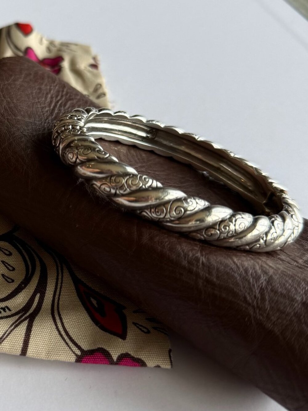 BRIGHTON OVAL SCROLL HINGED WITH MAGNETIC CLOSURE